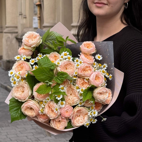 7 гілок кущової піоновидної троянди Ella у букеті «Зачарована галявина»