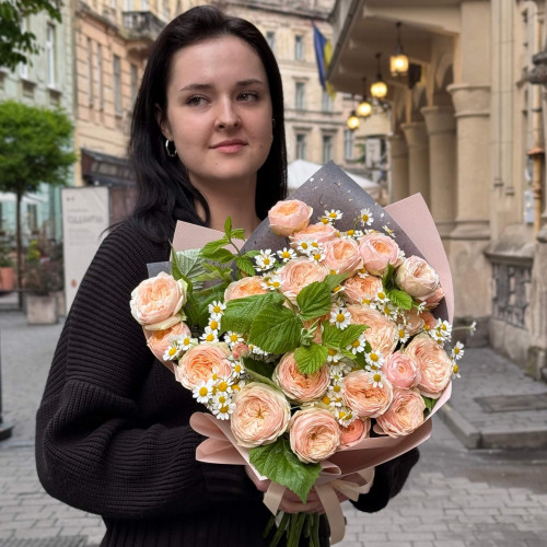 7 гілок кущової піоновидної троянди Ella у букеті «Зачарована галявина»