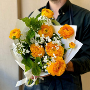 Яскравий букет з ранункулюсів «Миленьке сонечко»