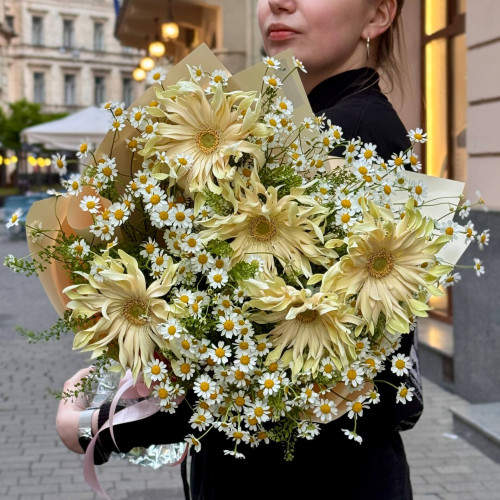 Фантастичний букет з герберою Pasta Carbonara «Польові Зірочки»