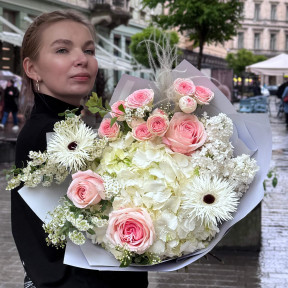 Світлий букет з герберою «Невагомість»