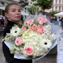 Світлий букет з герберою «Невагомість»