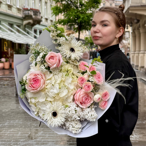 Світлий букет з герберою «Невагомість»