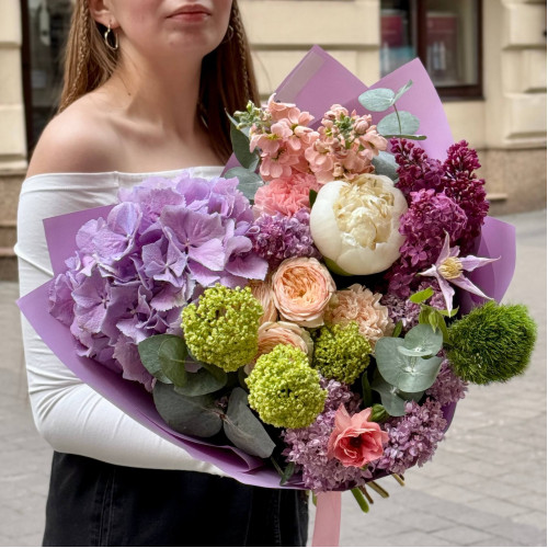 Барвистий пухкий букет з гортензією та бузком «Твоя любов»