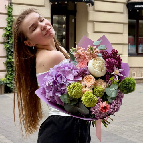 Барвистий пухкий букет з гортензією та бузком «Твоя любов»