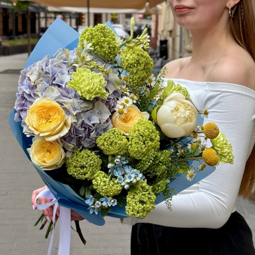 Яскравий букет з блакитною гортензією та пишними трояндами «Ти – найдорожча»