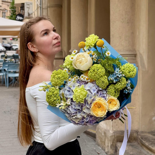 Яскравий букет з блакитною гортензією та пишними трояндами «Ти – найдорожча»