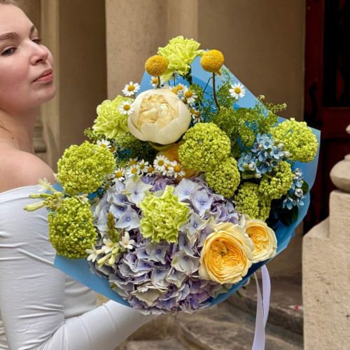 Яскравий букет з блакитною гортензією та пишними трояндами «Ти – найдорожча»