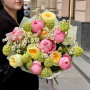 Яскравий букет з півоніями та півонієвидними трояндами «Світлий сад»