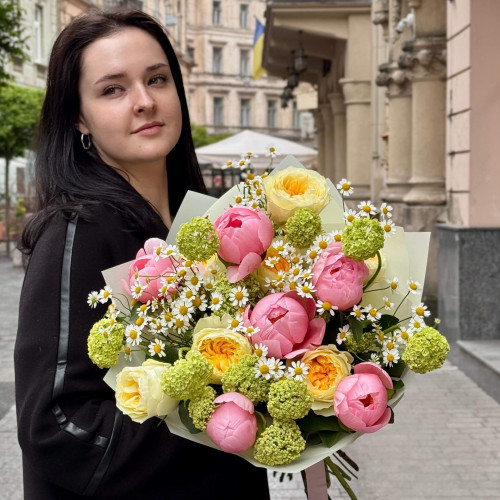 Яскравий букет з півоніями та півонієвидними трояндами «Світлий сад»