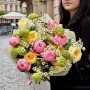 Яскравий букет з півоніями та півонієвидними трояндами «Світлий сад»