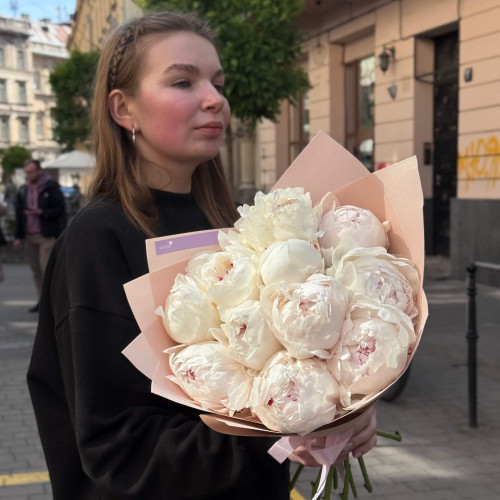11 півоній у букеті «Ніжна півонія»