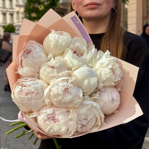 11 півоній у букеті «Ніжна півонія»