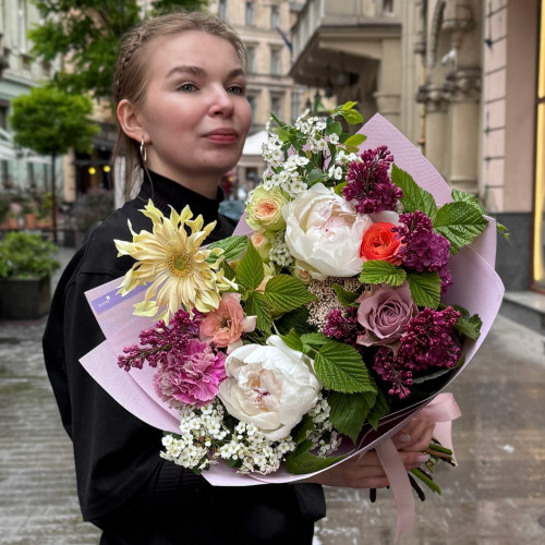 Яскравий букет з півоніями та бузком «Чарівний сад»