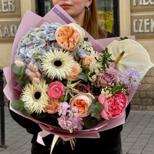 Барвистий букет з герберою «Пастельні промінчики»
