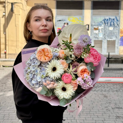 Барвистий букет з герберою «Пастельні промінчики»