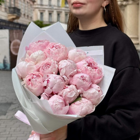 15 рожевих півоній у букеті «Солодка хмаринка»