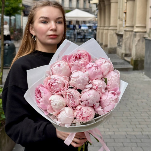 15 рожевих півоній у букеті «Солодка хмаринка»