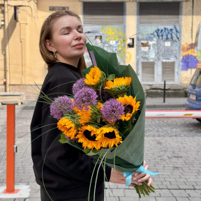 Яскравий букет з соняшниками «Нефритове сонце»