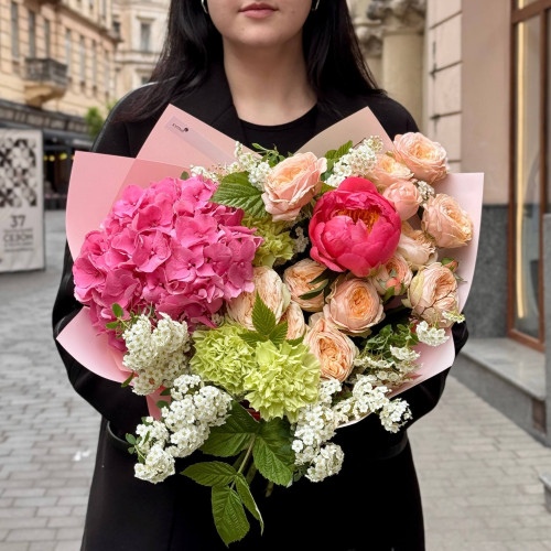 Волшебный букет с пионом и гортензией «Яркий восторг»