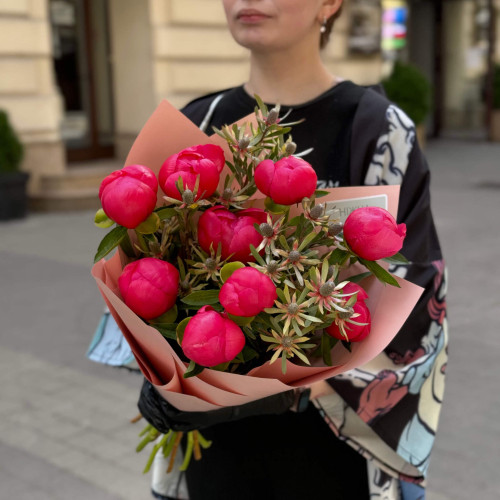 Яскравий букет із 9 півоній та леукадендрона «Кораловий ранок»
