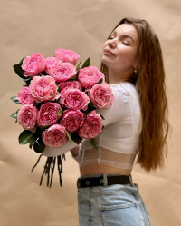 Букети з піоновидних троянд