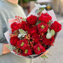Яркий букет с розами «Красный шарм»