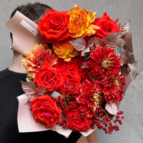 Букет из яркой розы и георгин «Пылкая Любовь»