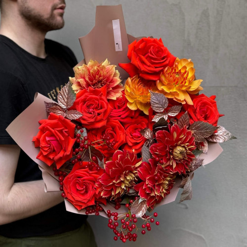 Букет из яркой розы и георгин «Пылкая Любовь»