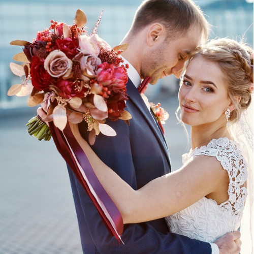 Красиве осінне весілля в насиченних винних відтінках, багате на фактури та з вкрапленням матового золотка