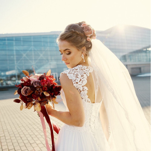 Красиве осінне весілля в насиченних винних відтінках, багате на фактури та з вкрапленням матового золотка