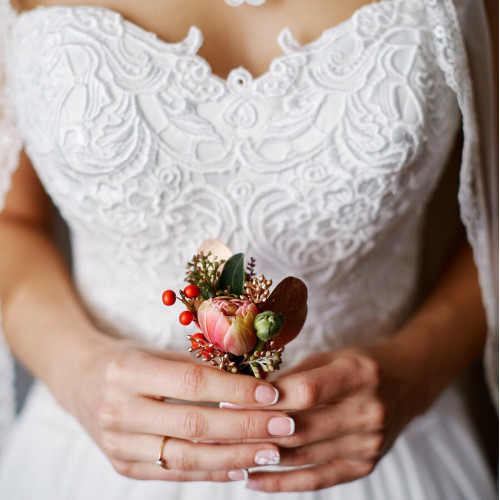 Красиве осінне весілля в насиченних винних відтінках, багате на фактури та з вкрапленням матового золотка