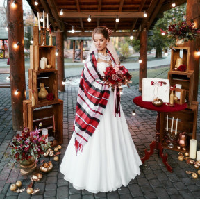 Beautiful autumn wedding in rich wine shades, rich in texture and interspersed with opaque gold