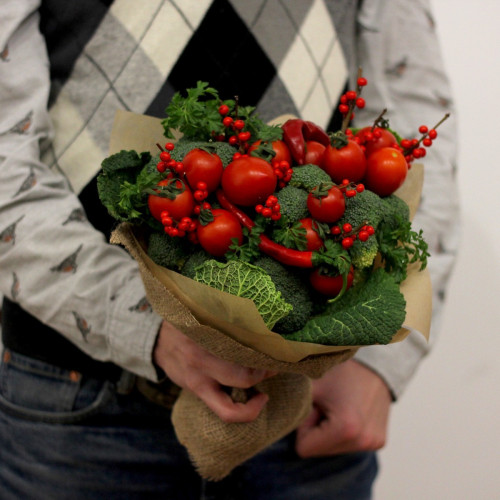 Букет из брокколи, помидорчиков черри и савойской капусты