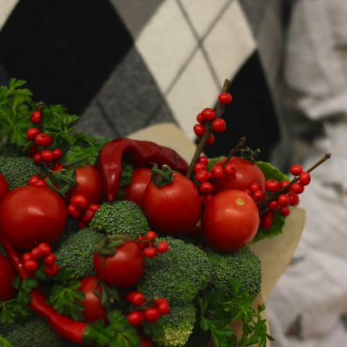 Букет из брокколи, помидорчиков черри и савойской капусты