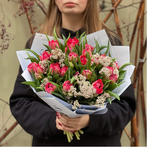 Букет из 23-х пионовидных тюльпанов Flash Point «Ягодная конфетка»