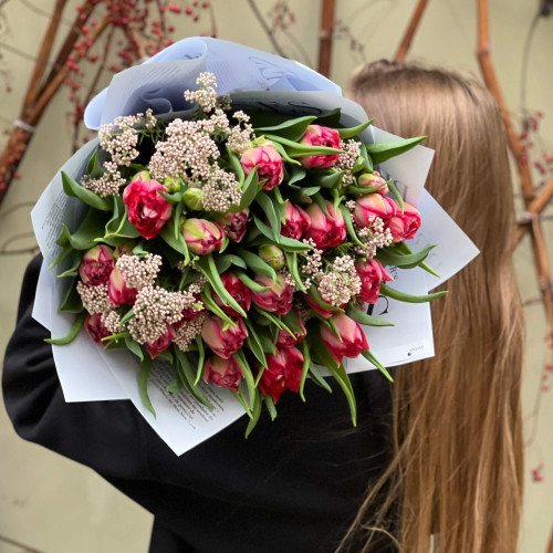 Букет из 23-х пионовидных тюльпанов Flash Point «Ягодная конфетка»