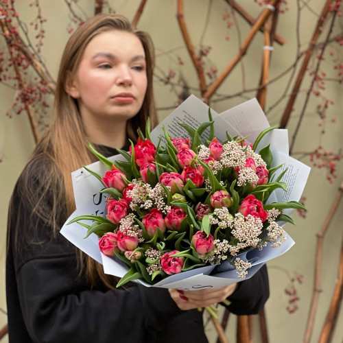 Букет из 23-х пионовидных тюльпанов Flash Point «Ягодная конфетка»