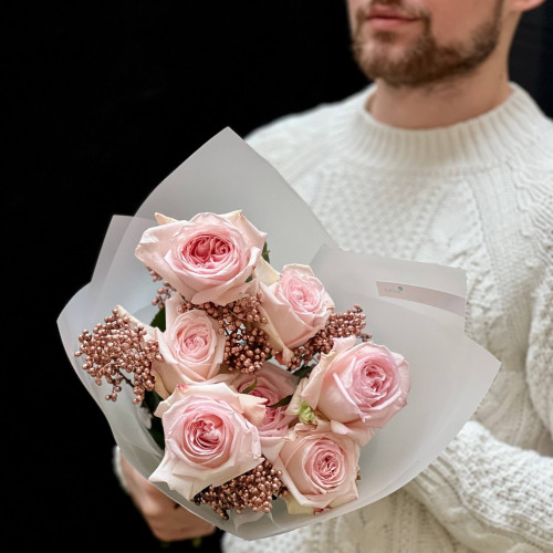 7 Pink O'Hara peony roses and viburnum in a bouquet «Pink bead»