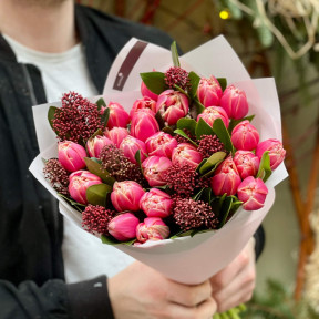 Букет из тюльпанов Columbus и скиммии «Бархатный вечер»