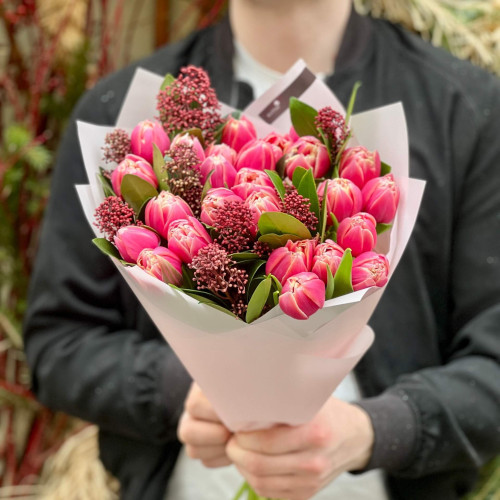 Букет із тюльпанів Columbus та скімії «Оксамитовий вечір»