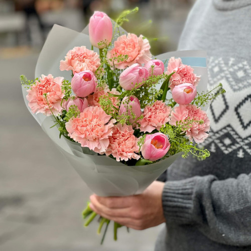 Теплий букет з тюльпанами та діантусами «Затишний ранок»