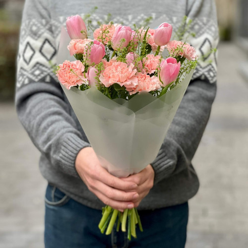 Теплий букет з тюльпанами та діантусами «Затишний ранок»