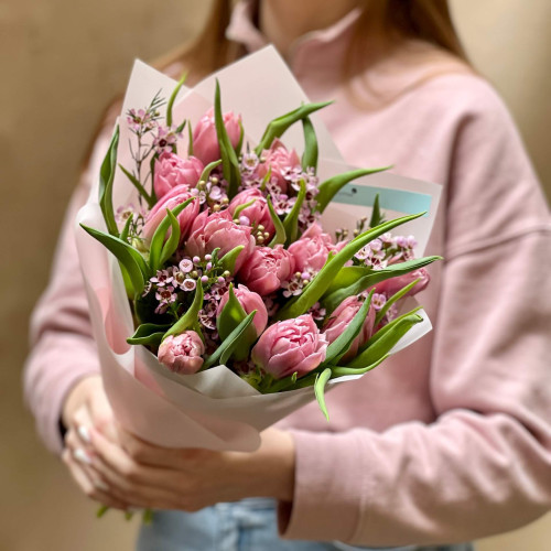 Букет з тюльпанів та хамелаціуму «Рожева нотка»