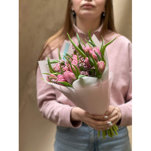 Букет з тюльпанів та хамелаціуму «Рожева нотка»