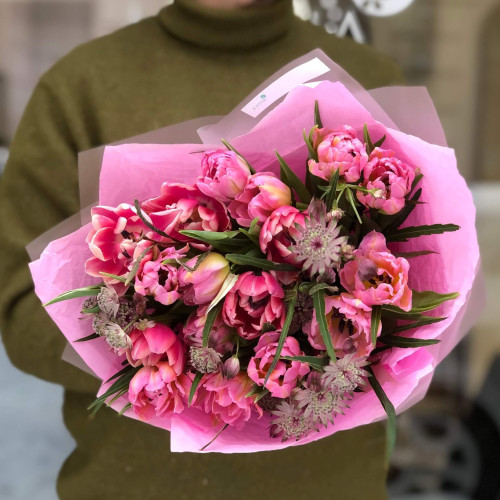 Романтичний весняний букет із піоновидних тюльпанів та астранції «Рожеві зорі»