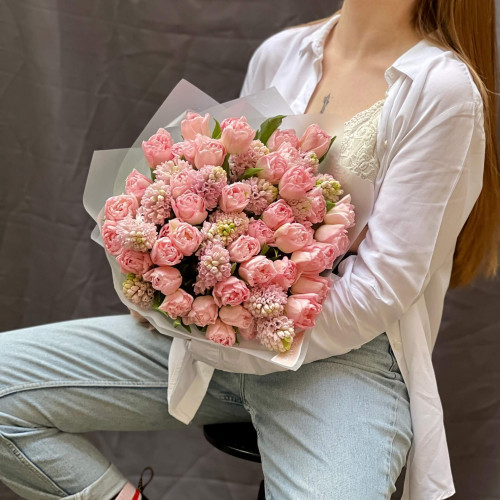 Ніжний букет тюльпанів з гіацинтами «Перше кохання»