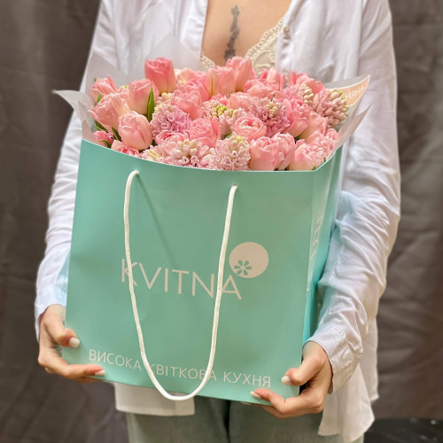 Ніжний букет тюльпанів з гіацинтами «Перше кохання»