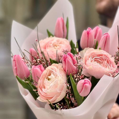 Spring bouquet with ranunculi and tulips «Compliment from Paris»