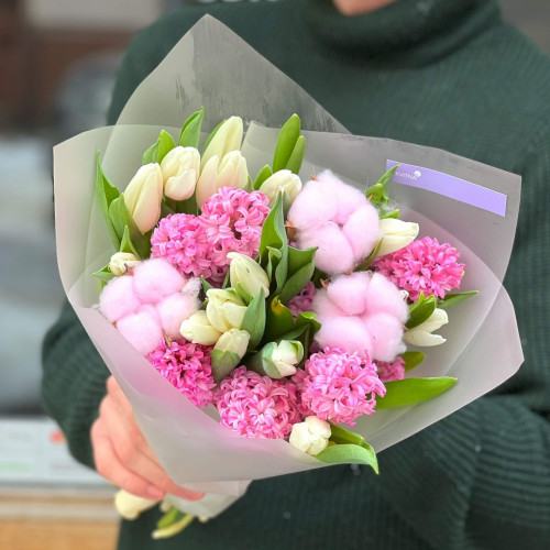 Ароматний рожево-білий букет з тюльпанів та гіацинтів «Солодкий поцілунок»